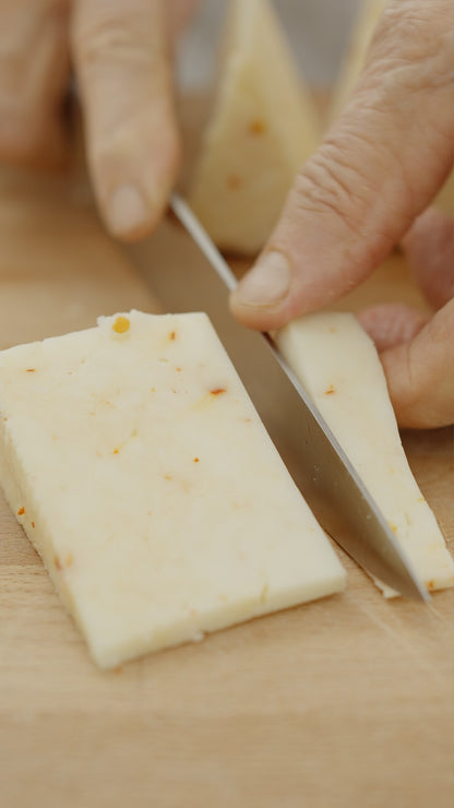 Pecorino Fresco con Peperoncino Calabrese Casearia Chiellino di Crotone - Nonno Gino
